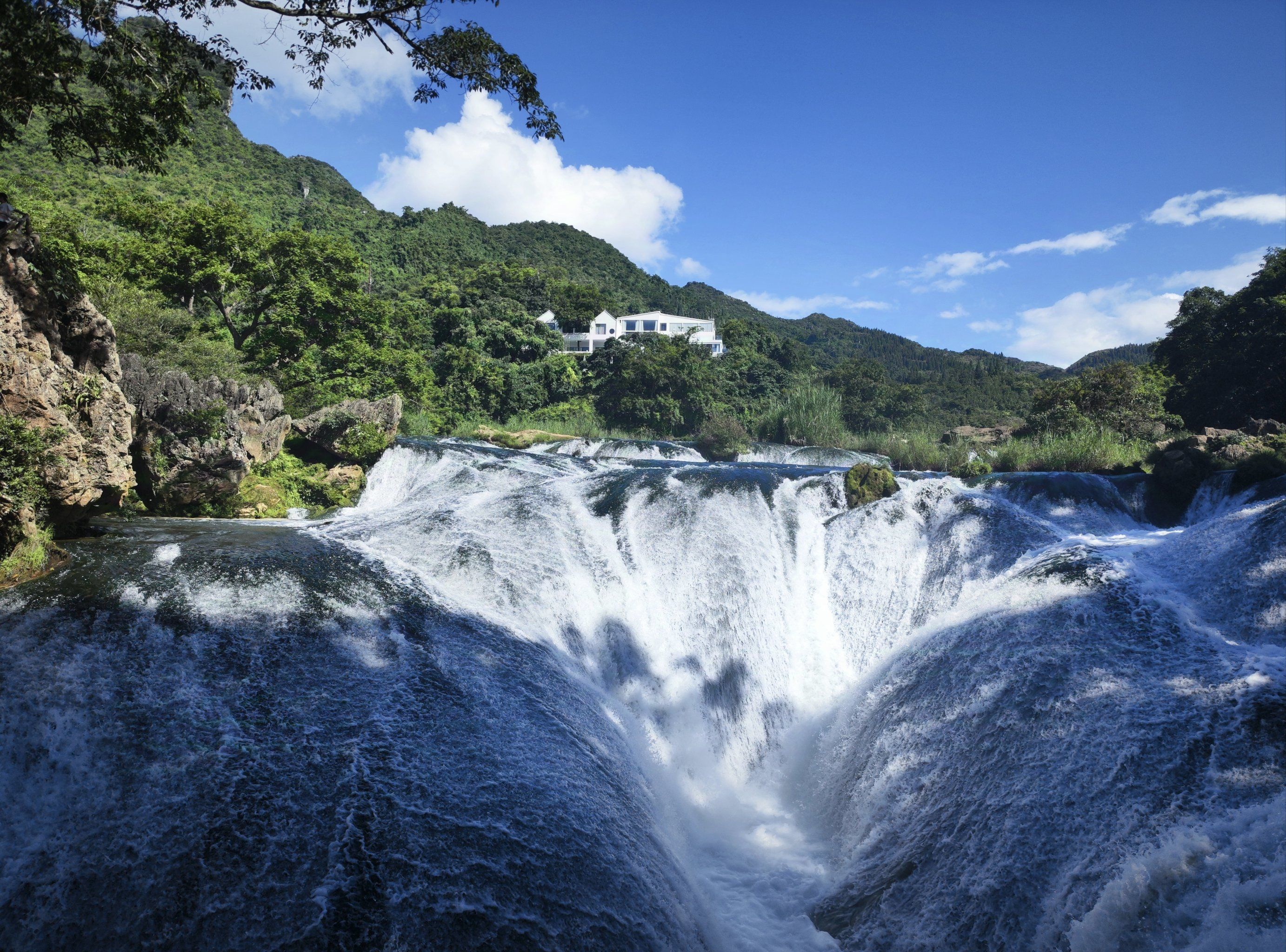 漂亮的银链坠瀑布