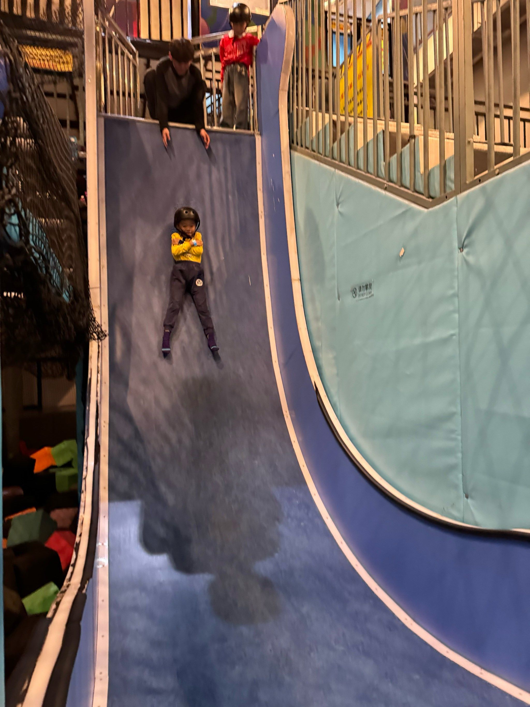 天啊!深圳的小孩都跑来这玩90度滑滑梯了🛝