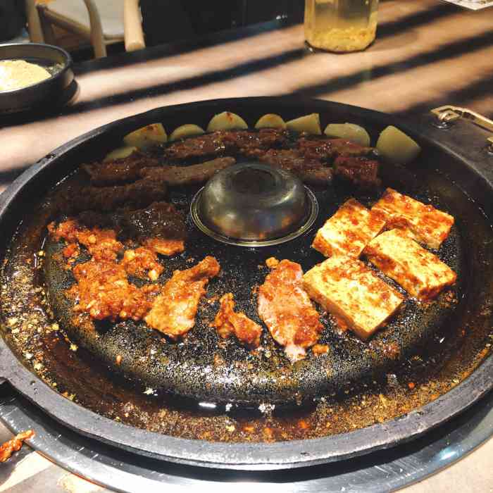 石棉一绝特色锅盖烤肉(金茂店)-"晚上服务员少,整个2楼就1个服务员