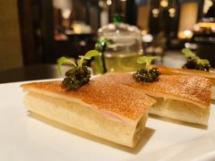 鱼子酱配脆皮烤乳猪-广州文华东方酒店·江-由辉师傅主理