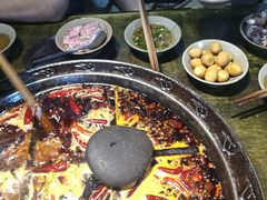 -渝嘴小老弟老火锅(华新村店)