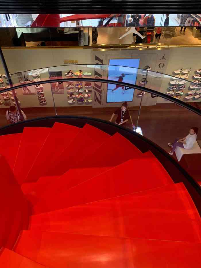 比观音桥和万象城的店铺大.