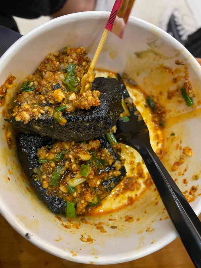 臭小妞油泼臭豆腐早就听说摩天有家臭豆腐油炸店好吃啦