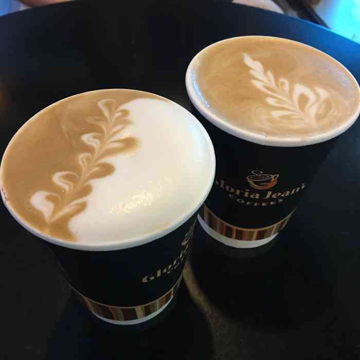 gloria jeans coffee-"在仙本那机场 安检处不远 因为到的比较早.