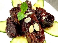 石锅炖牛腩-河畔春天时尚餐厅