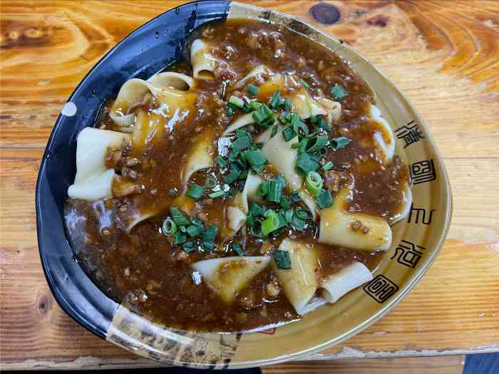 打分    /人 这个炸酱铺盖面不错,面略硬但是吃起来很爽