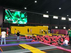 -嘿哟动霸CHUA·新潮玩运动娱乐中心·蹦床滑冰团建乐园