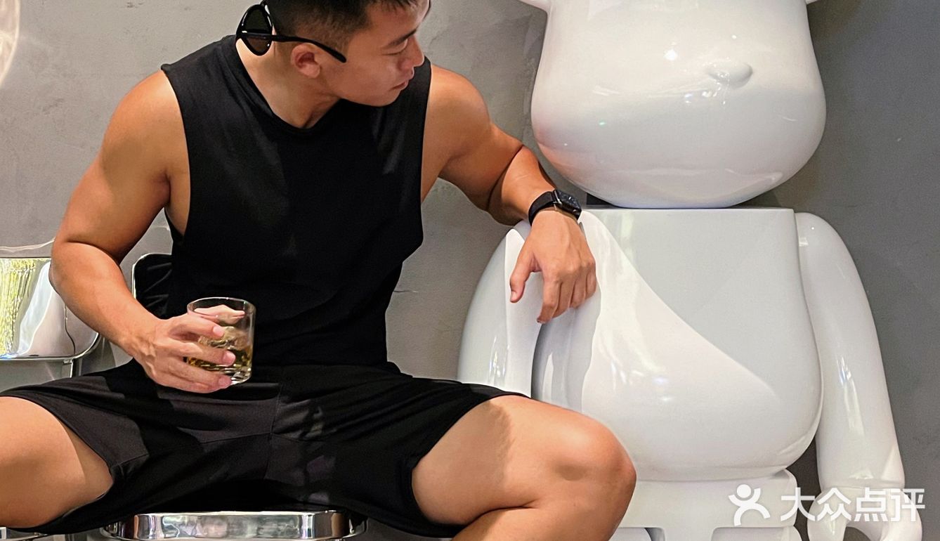 广州探店丨置身在宇宙中的太空威士忌吧🥃