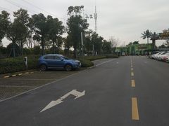 -蓝精灵乐园-停车场