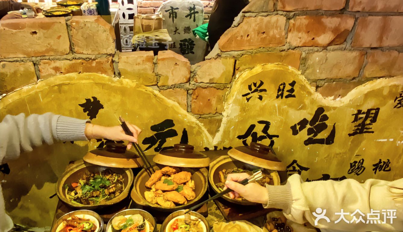 就在汕头酒吧一条街旁边，环境超有潮汕复古风