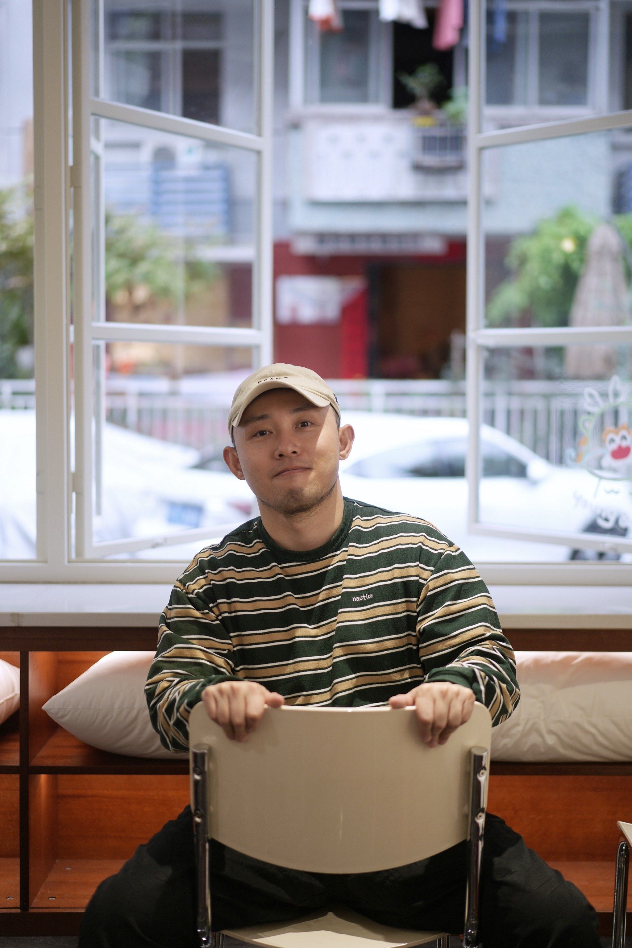 春天找个靠窗的位置喝杯咖啡拍个照吧