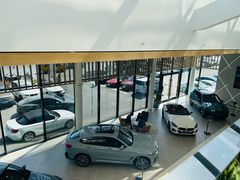 -上海宝信宝马4S店