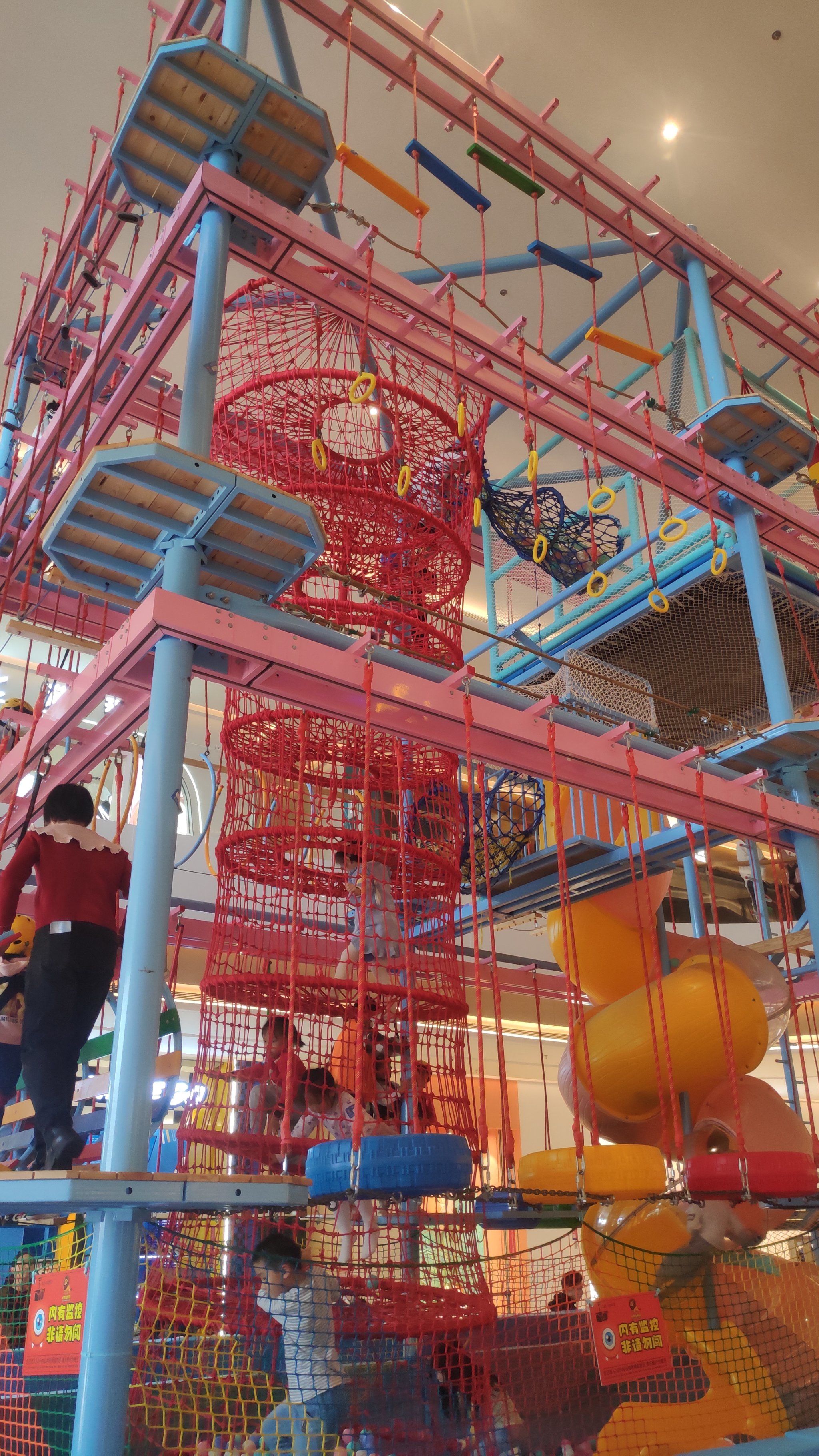 光明店小勇士攀爬拓展乐园:孩子的冒险天地