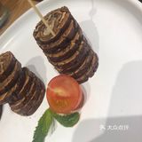 厌倦了千篇一律性冷淡风格，这家充满强烈复古感和古典主义的餐厅