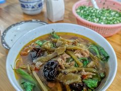 酸菜肉丝米线-越洋肖氏老米线(杨家坪店)