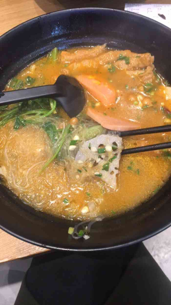 打分 在麻辣烫界,确实ok的,老坛酸菜锅底个人喜欢,干净卫生