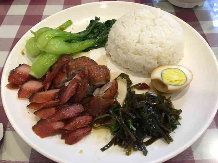 我最爱「烧卤双拼饭」我喜欢叉烧和烧鸭,完全正宗点口味!