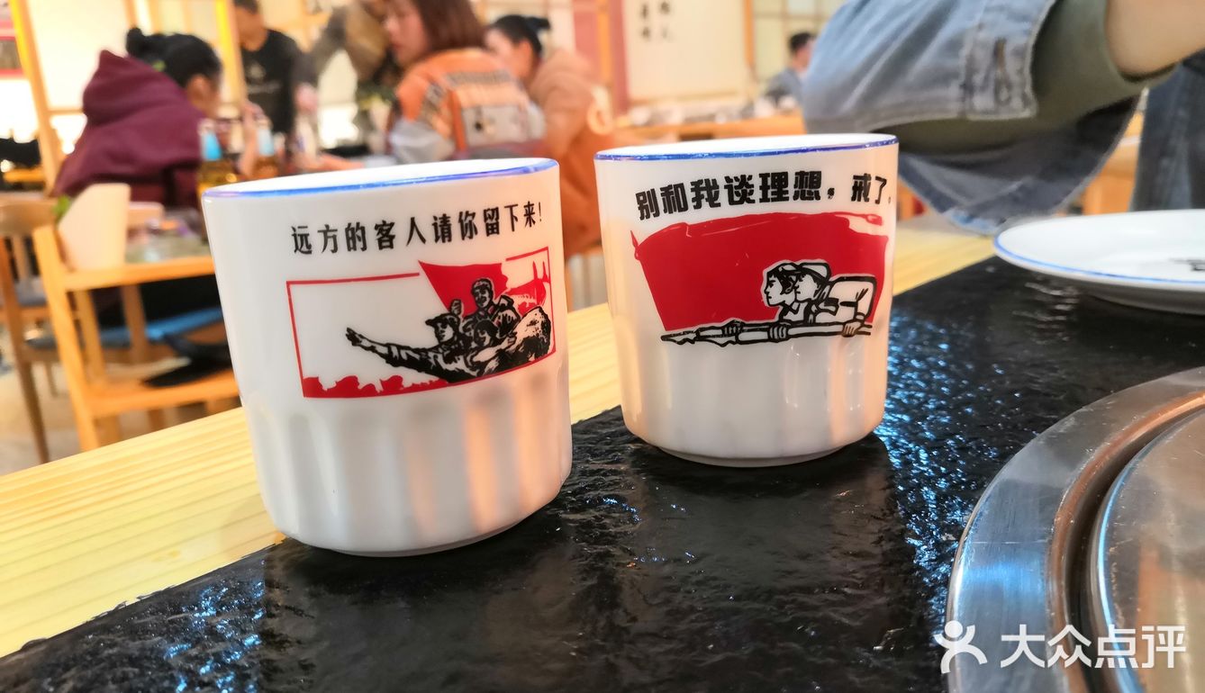 去火锅店不吃火锅，吃砂锅粉丝煲[调皮]