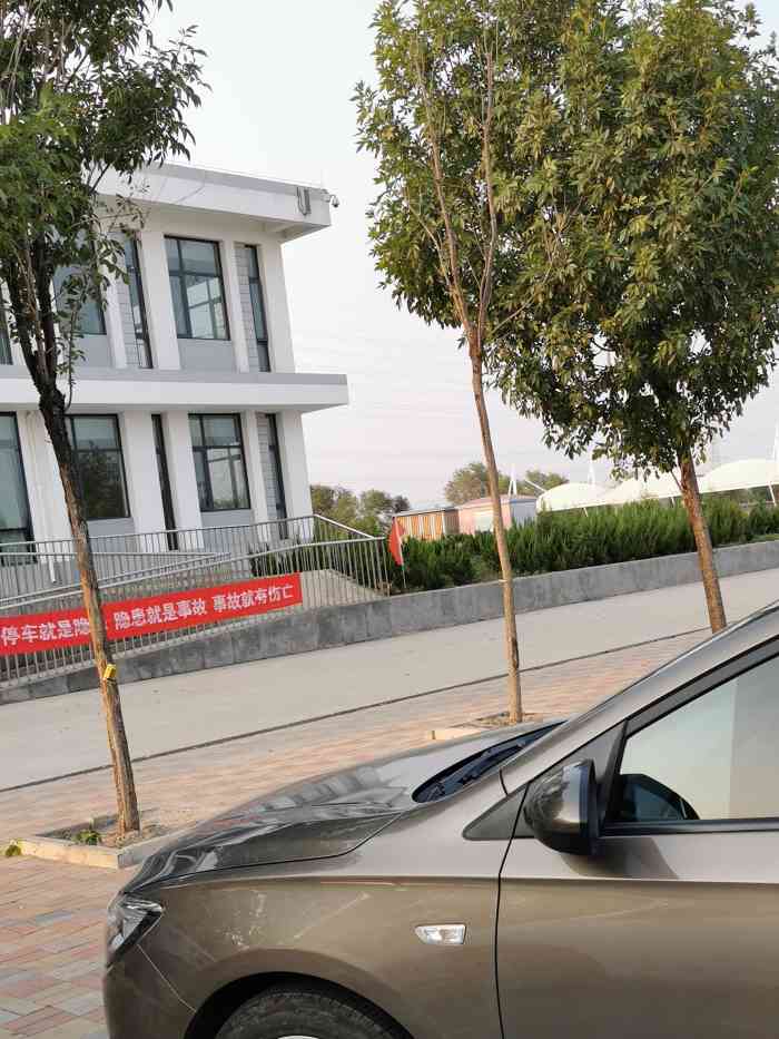 淮淀服务区-停车场-"去宁河七里海买螃蟹路过淮淀高速公路服务区.