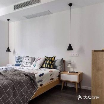 95㎡两室两厅,装修风格是现代简约风。