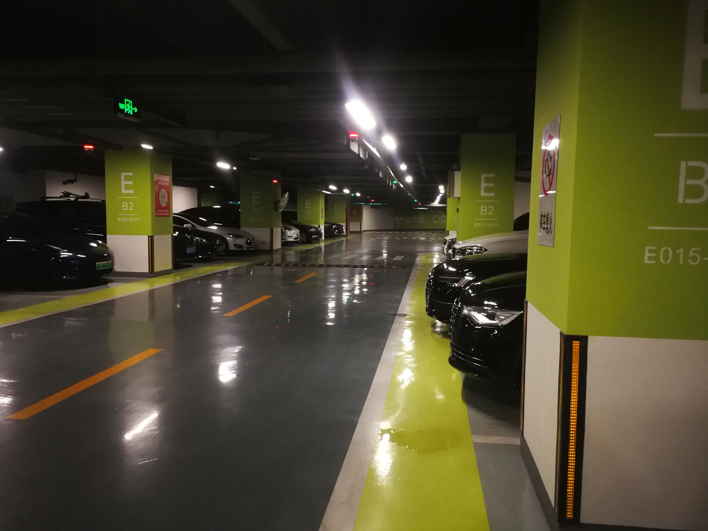 紧邻朝阳大悦城的大悦公寓地下停车场,上下几层车位非常充足.