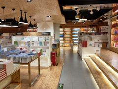 -新华里咖啡书吧(新华书店小寨店)