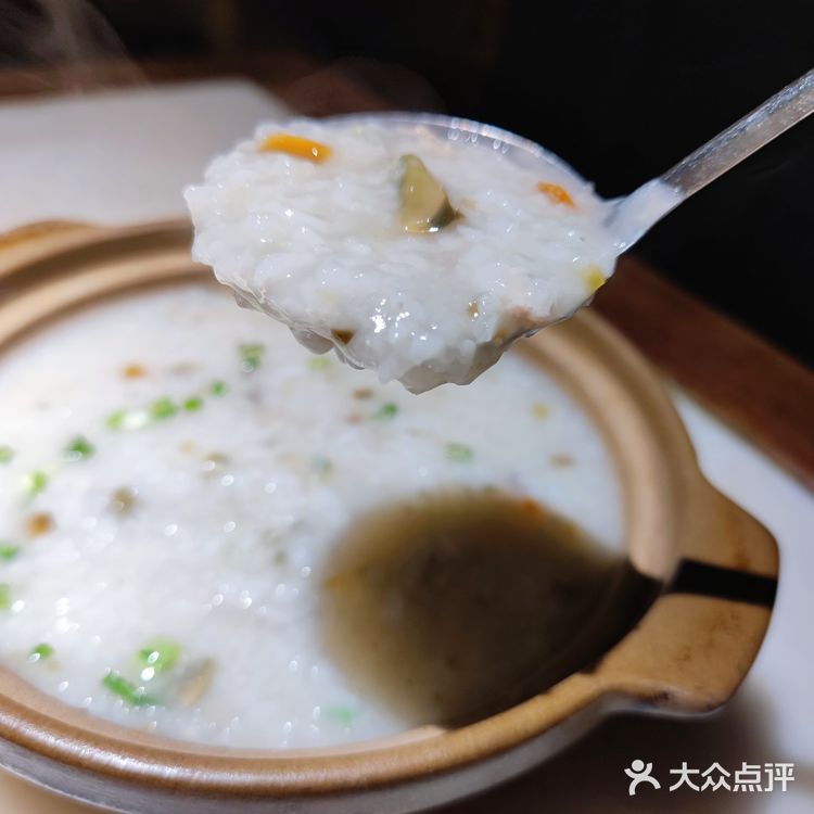 适合家庭小聚的小馆子，二楼环境更好。