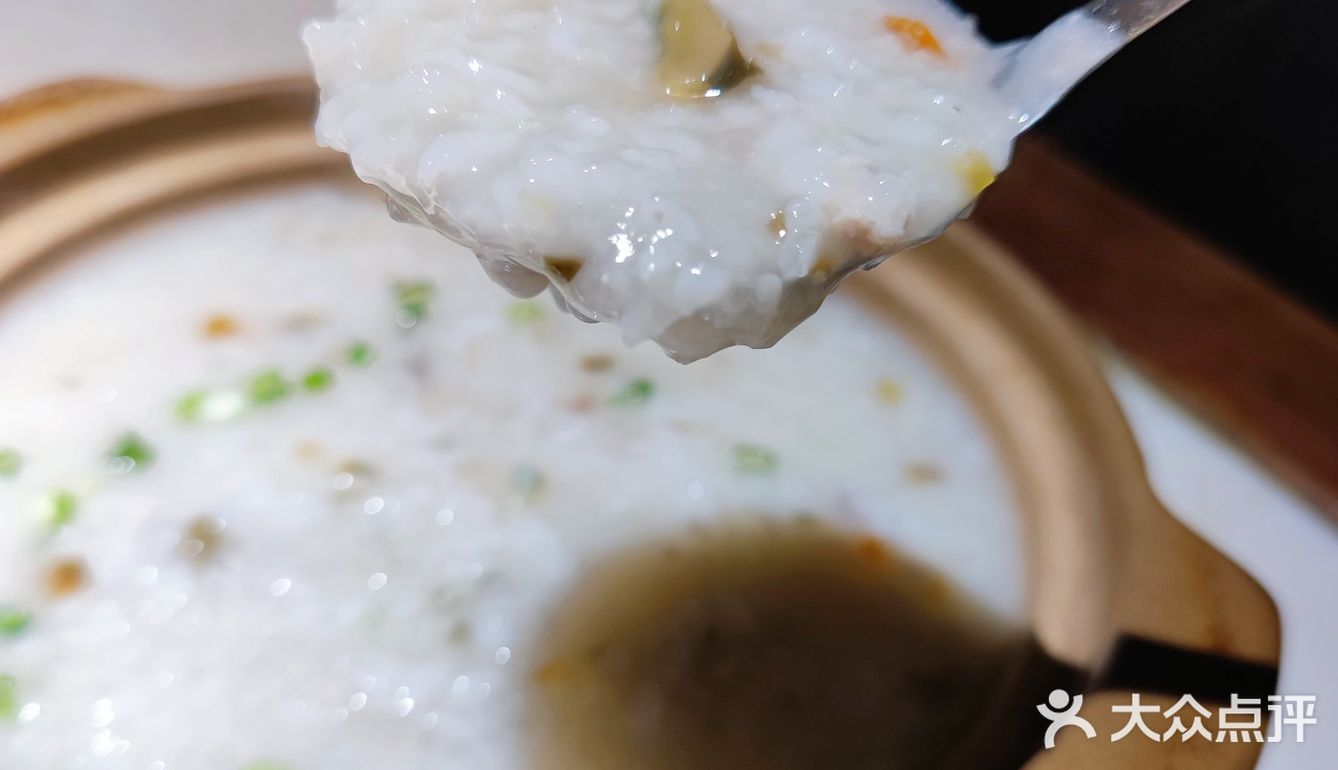 适合家庭小聚的小馆子，二楼环境更好。