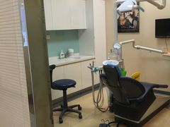 -瑞尔齿科(上海长风大悦城店)