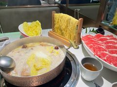 -洪氏嗨捞·广东猪肚鸡·椰子鸡火锅(西咸万象城店)