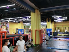 -爱蹦iBOON蹦床运动馆(江汉店)