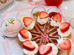 草莓缤纷冰淇淋松饼-Dazzling Cafe 蜜糖吐司专卖店