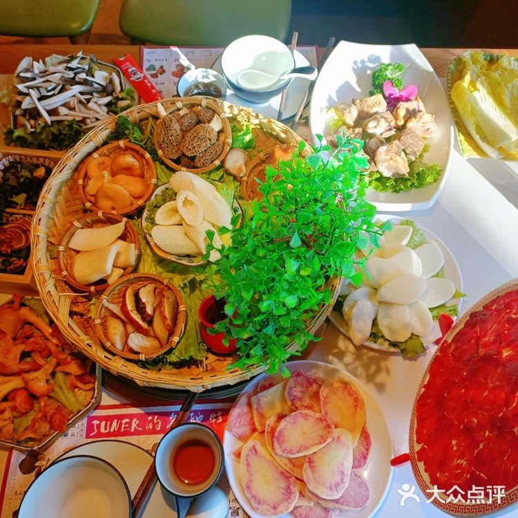 吃货们，今天带你们探索云南的宝藏地—吃菌客！