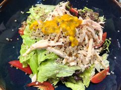三色藜麦烟熏鸡肉沙拉-鼎鼎西餐厅