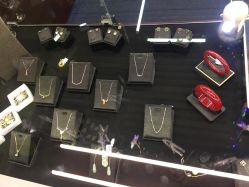 -灵彩珠宝(朗香街店)
