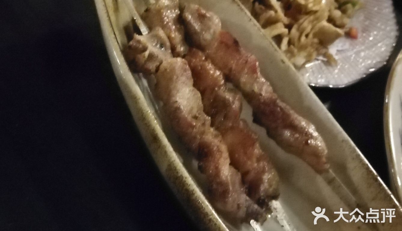店家在湖滨银泰D区4楼， 生意很红火，周末傍晚四点多