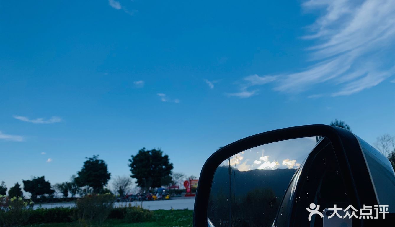 想和你在丽江的街头走一走