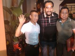 与扮演周恩来演员合影-鹊华居·地道鲁菜·海鲜·融合味(大明湖店)