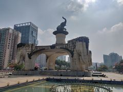 旁边的广场-西环肥仔螺蛳粉(南宁第一分店)