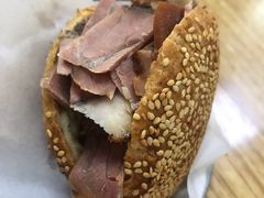 烧饼夹肘子肉-老四烧饼铺(丽源路店)