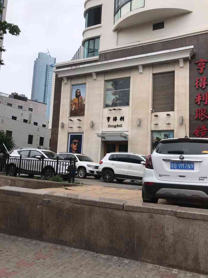 青岛亨得利眼镜(南京路店)-"[糖果]门头很显眼 打车公交都很方便 比.