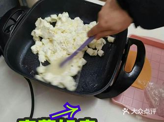 和朋友来做雪花酥手工制作 做起来也很简单，先煎一块黄