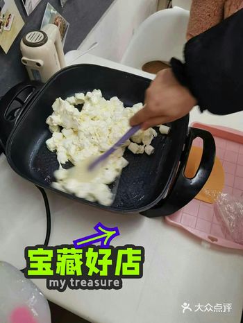和朋友来做雪花酥手工制作 做起来也很简单，先煎一块黄