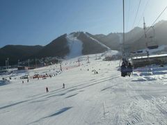 中级道上山缆车俯瞰-丝绸之路山地度假区滑雪场