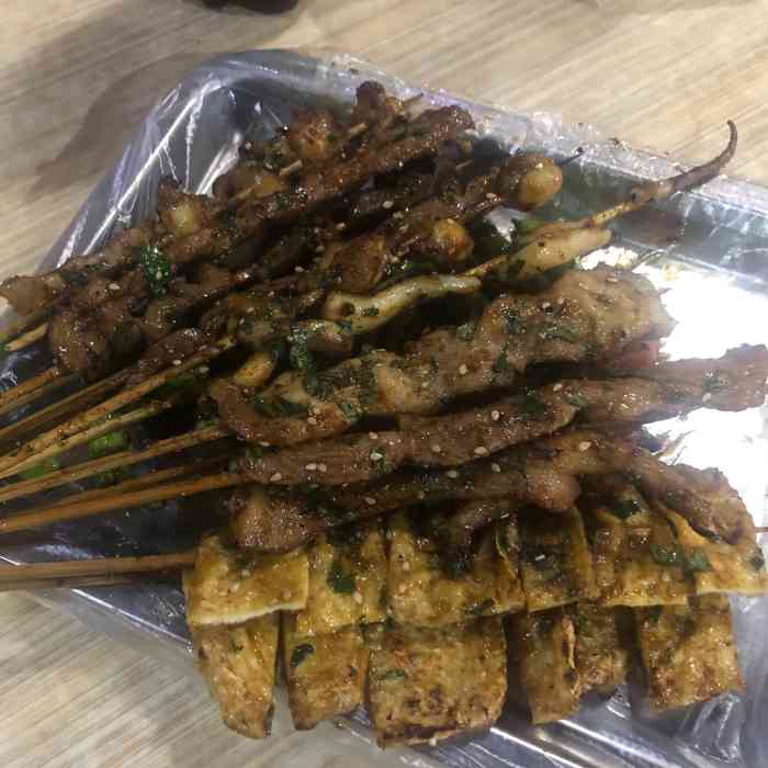 红姨烧烤-"每周晚上红姨烧烤那忙的不可开交,又想吃但.