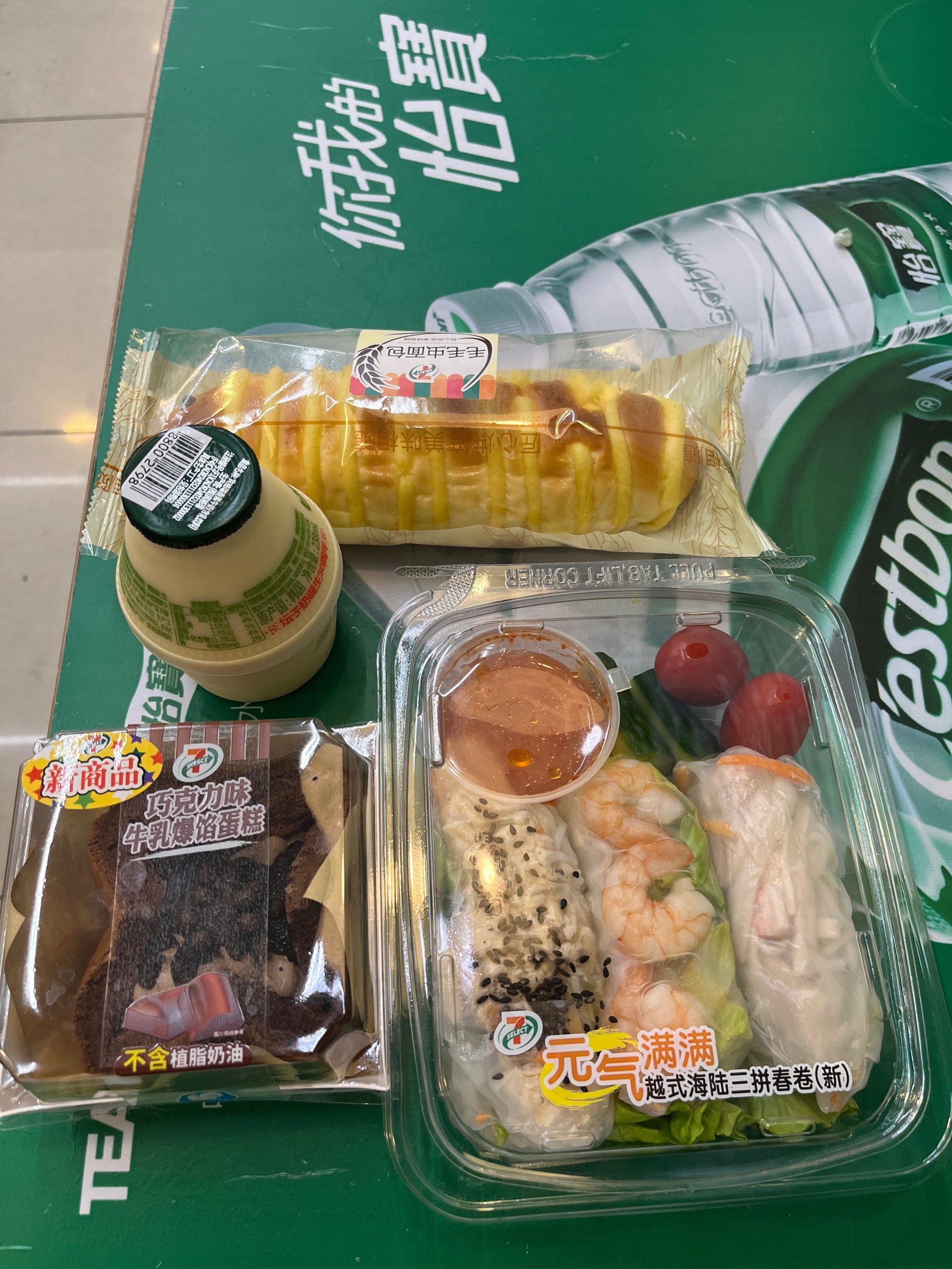 不得不说这话越南春卷真的蛮难吃的,还有这个新品蛋糕也一般