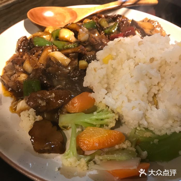 佛跳墙捞饭(连目巷店)秘制海鲜辣酱牛腩饭图片