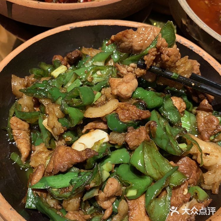 跟朋友四个人点了几个菜全部吃光！小吉星鱼籽鱼泡钵好好吃！