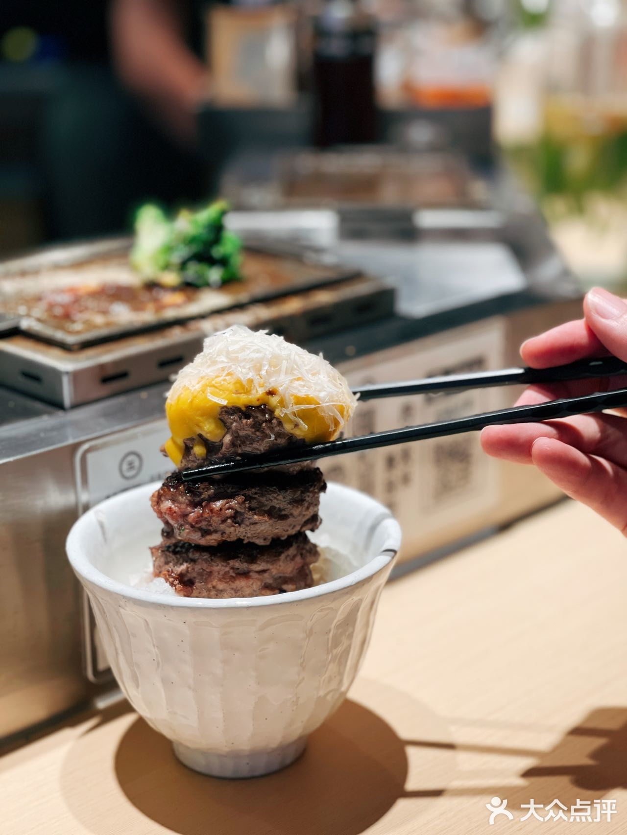 不用出国门，也能get日本网红牛肉汉堡啦！