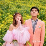 新人在拍摄花海婚纱照的时候一定要有大场景的花海拍摄
